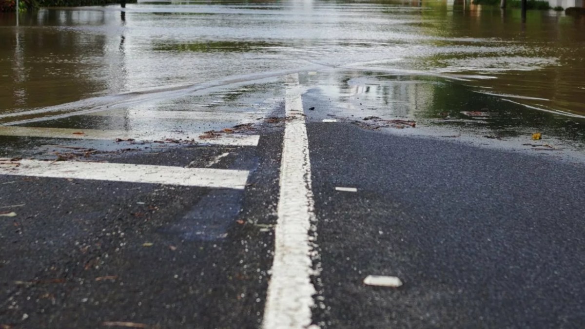 ‘True Australian Spirit’: Man Caught Swimming in Qld Floods | Sky News Australia