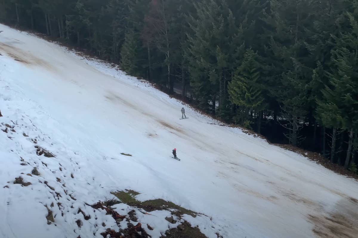 Snowboarder Captures Depressing Snow Conditions From Whistler's New Chairlift
