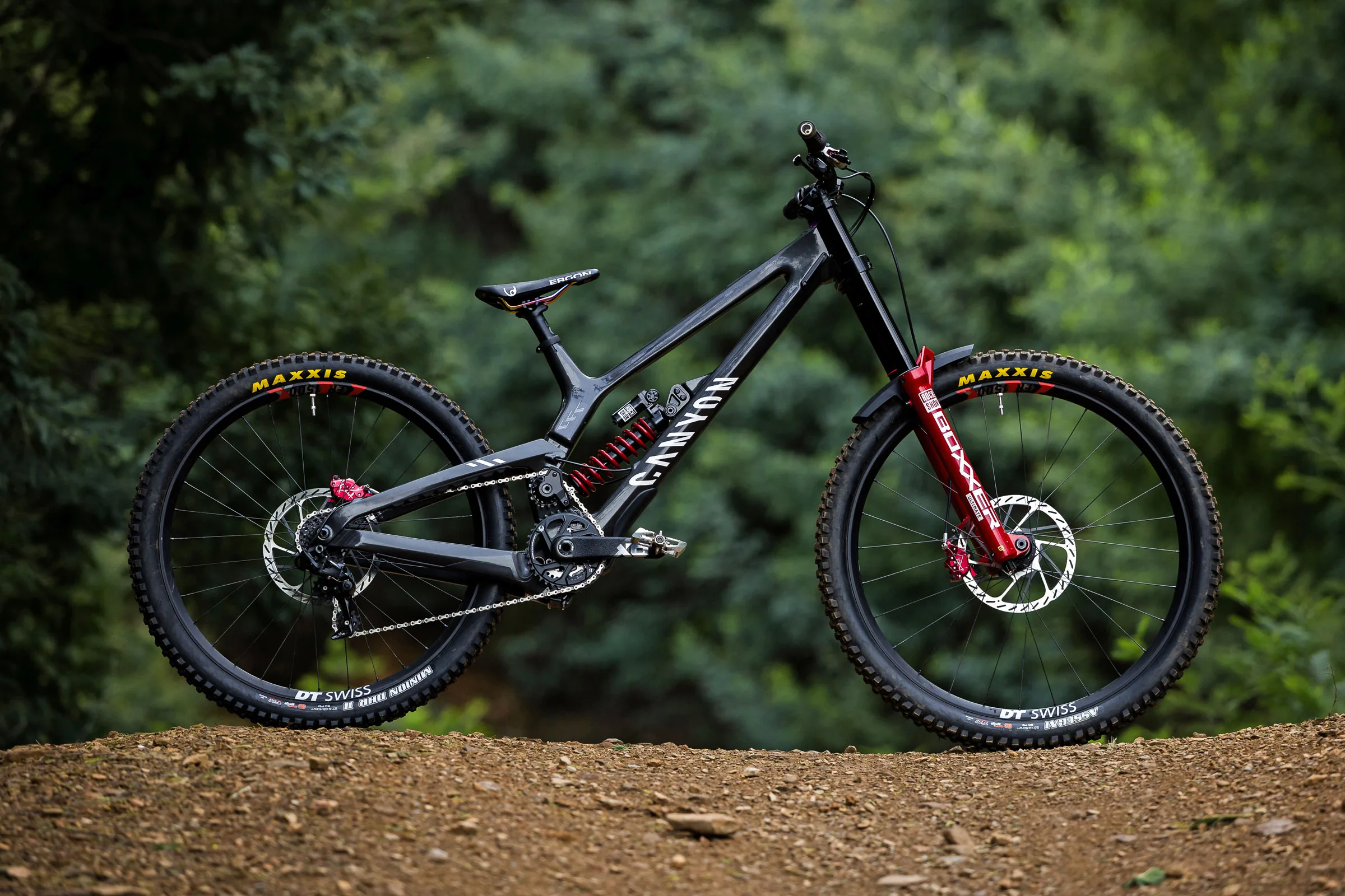 Canyon’s High Single Pivot Carbon Sender CFR DH Race Bike is World Cup-Ready Canyon’s High Single Pivot Carbon Sender CFR DH Race Bike is World Cup-Ready