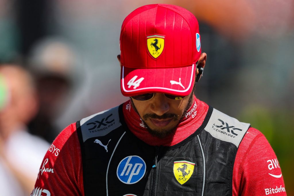 F1 EXCLUSIVE: Carlos Sainz critical of “unfair” judgement of Lewis Hamilton at Ferrari