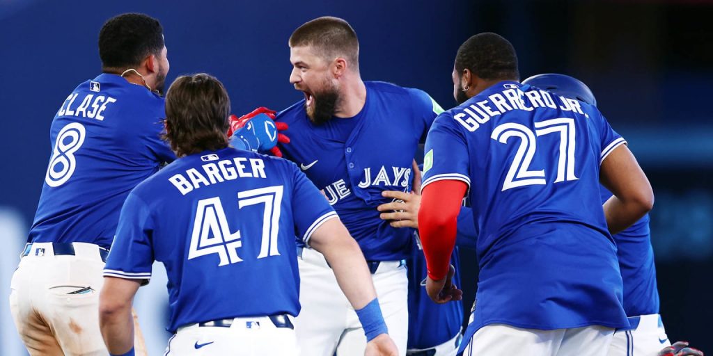 Confident Blue Jays at their very best in walk-off win, sweep of Padres