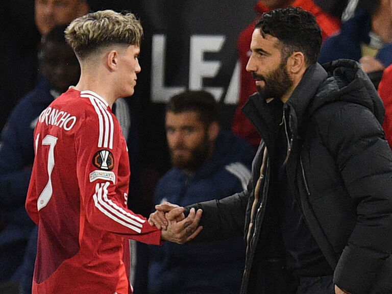 Report: Amorim informs United players he's staying; Garnacho told to leave