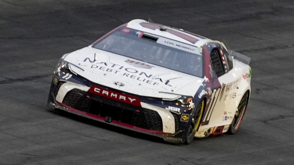 Crucial pit road mishap dooms Denny Hamlin in Coca-Cola 600