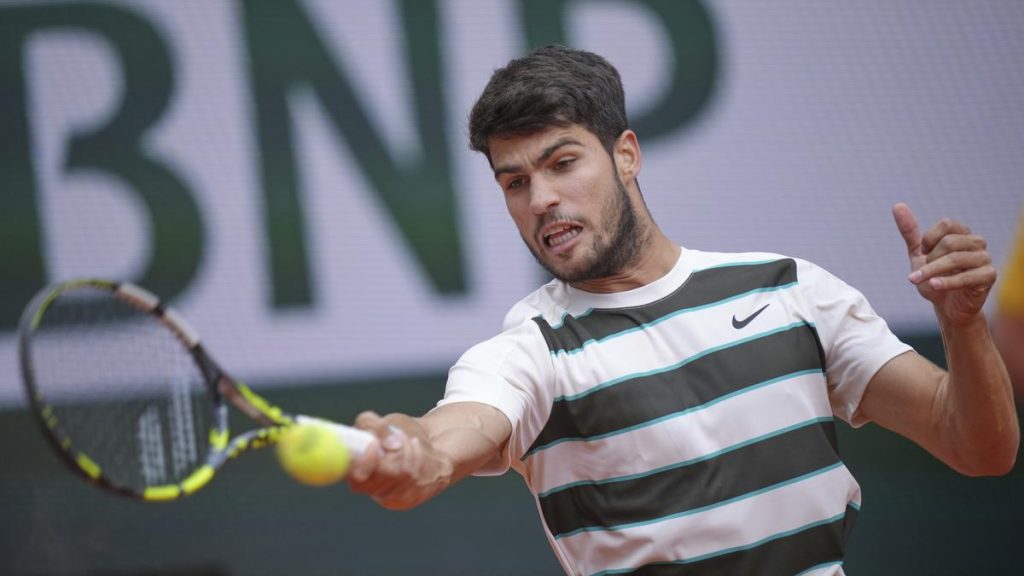 Alcaraz, Swiatek are off to good starts at the French Open in their title defences Alcaraz, Swiatek are off to good starts at the French Open in their title defences