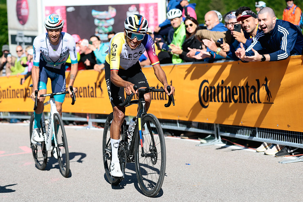 Egan Bernal fights through hard day to move up two places in Giro d'Italia standings, vows to 'never give up'