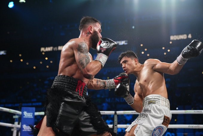 Stunning: Armando Resendiz Defeats Caleb Plant Stunning: Armando Resendiz Defeats Caleb Plant