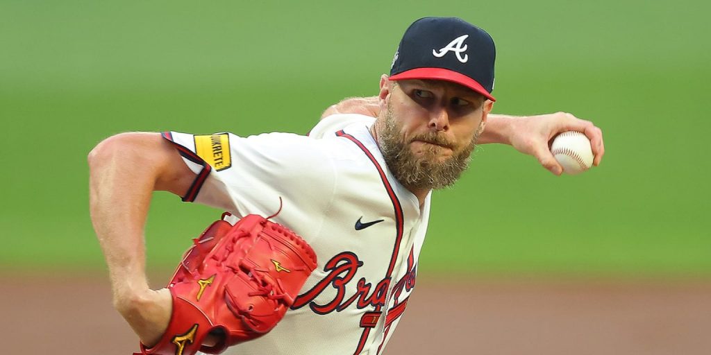 Sale deals 10 K's after receiving Lou Gehrig Memorial Award