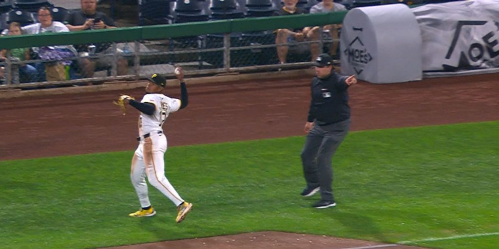 Hayes provides wow factor with Gold Glove-caliber play at hot corner Hayes provides wow factor with Gold Glove-caliber play at hot corner