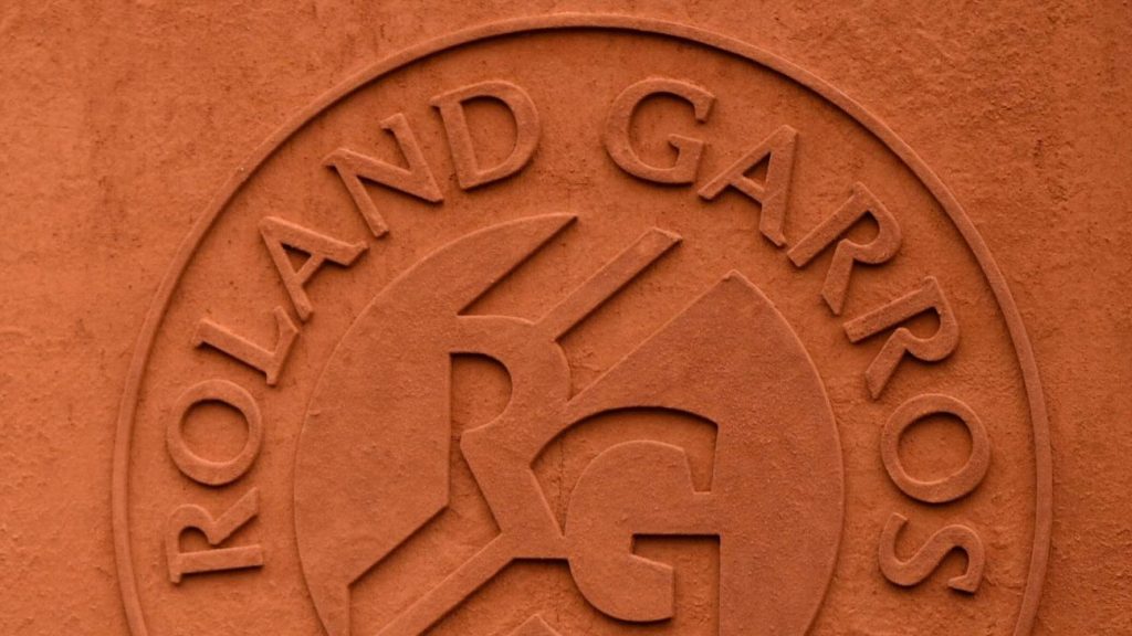 Henin, Agassi to present French Open trophies