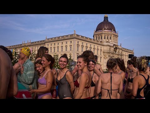 ‘Protesters’ in Berlin Jump Into the Spree River to Show It’s Clean Enough for Swimming | Los Angeles Times