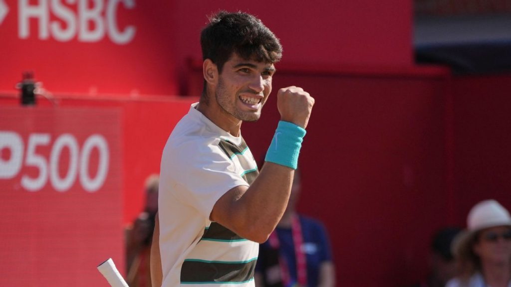 Alcaraz wins quickly to reach Queen's Club semis