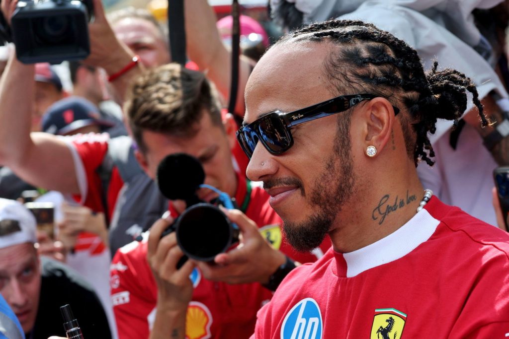 Jacques Villeneuve calls out Ferrari’s “odd” F1 communication with Lewis Hamilton