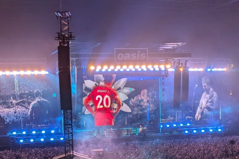 ‘Absolutely class’ – Oasis pay touching tribute to Diogo Jota on first night of reunion tour