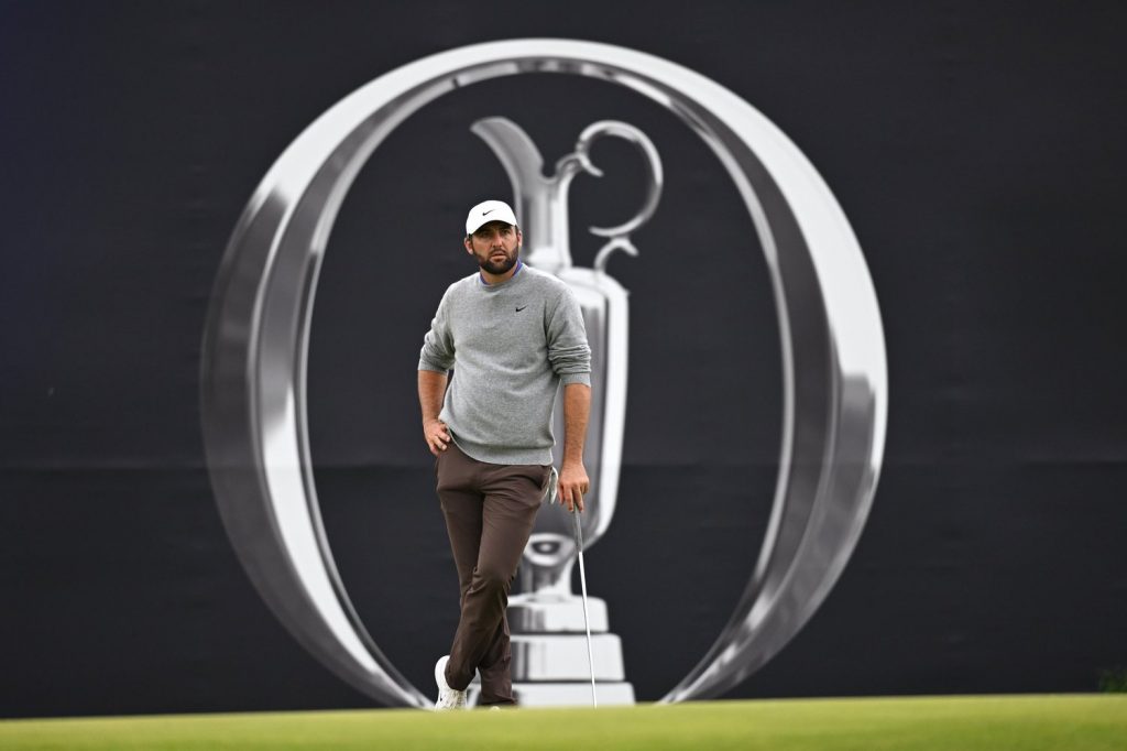 McIlroy seven behind sparkling Scheffler as Lowry's penalty blow leaves him ten behind