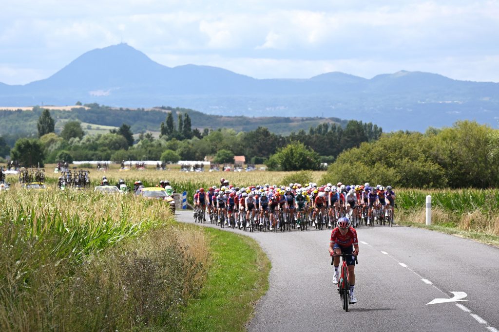 Tour de France Femmes stage 6 LIVE – Plethora of attacks in peloton as breakaway tries to form