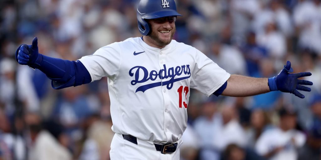 Muncy homers twice, matches Piazza's LA slugging feat