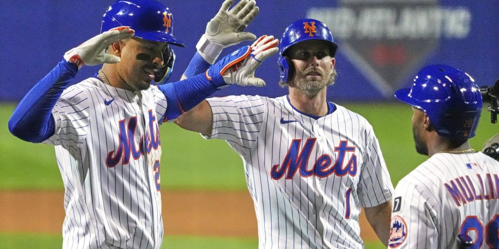 Vientos' HR the spark Mets need to prevail in Little League Classic