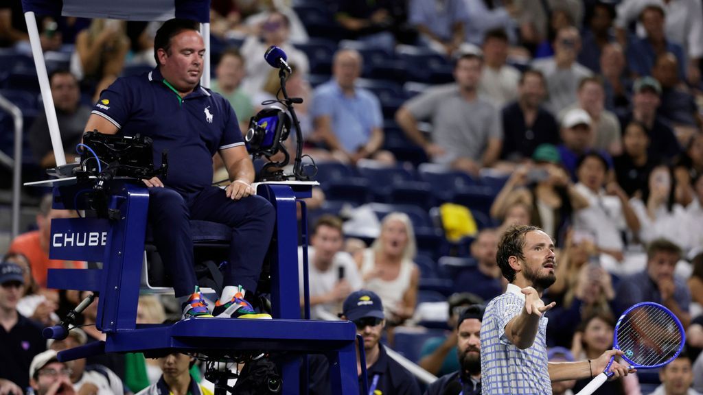Bonzi survives Medvedev's meltdown, late surge Bonzi survives Medvedev's meltdown, late surge