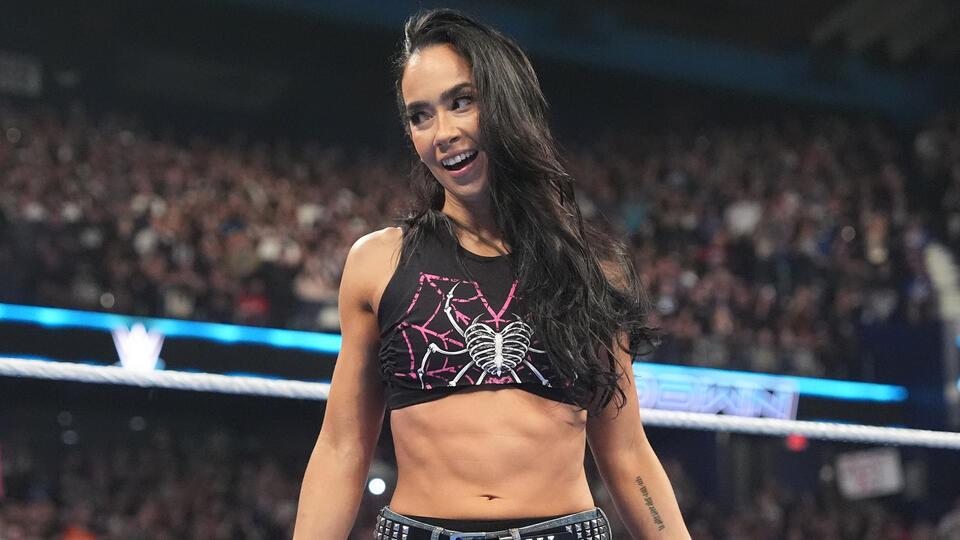 Former Diva Makes Her Return; Giulia Defends Her Title