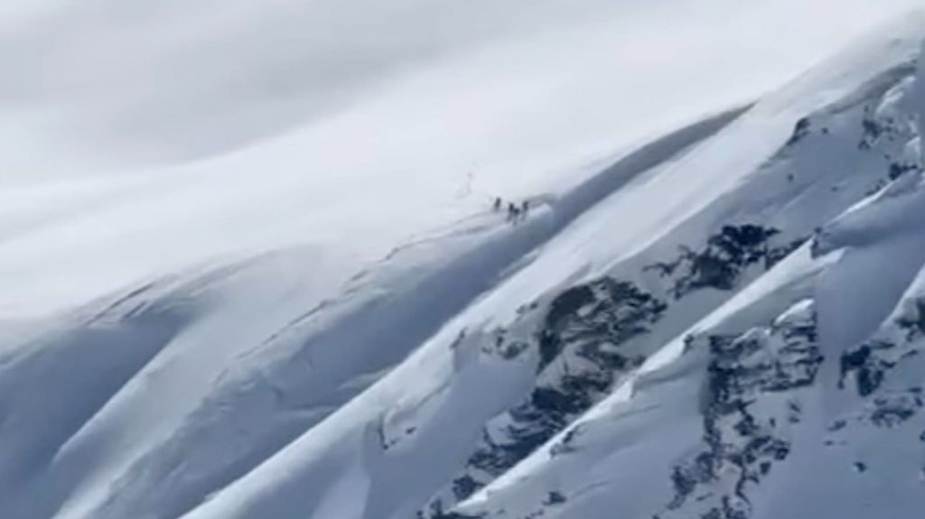 Watch: Four Skiers Trigger Avalanche In New Zealand Backcountry Watch: Four Skiers Trigger Avalanche In New Zealand Backcountry
