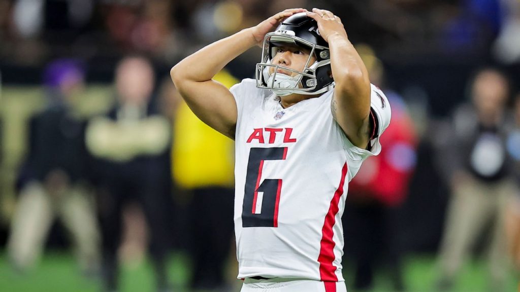 Falcons bench kicker Koo after missed FG vs. Bucs