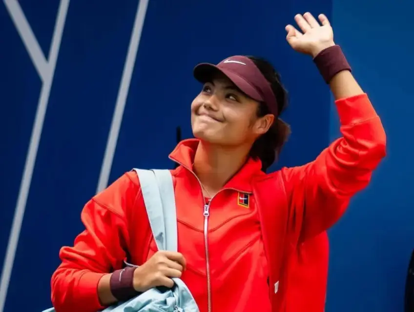 Top analyst breaks silence on Emma Raducanu's controversial choice