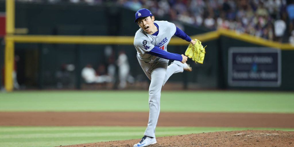 Sasaki, Kershaw dominate out of 'pen as Dodgers top D-backs in 11-inning thriller