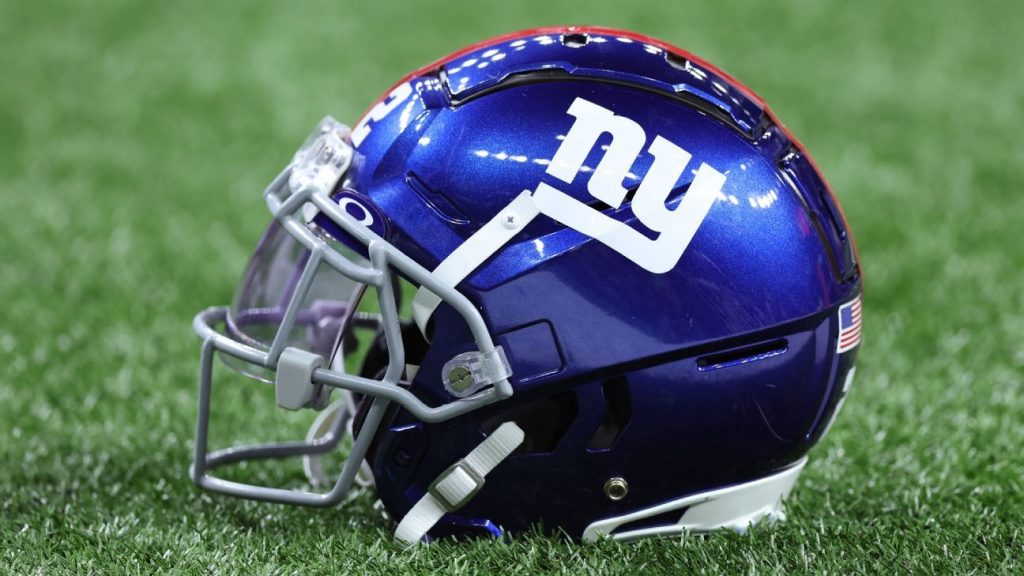 Giants elevate McAtamney to kick vs. Chargers