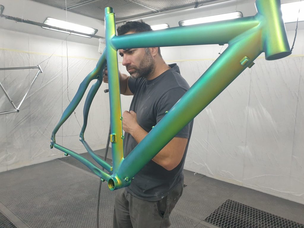Applying Airbrush paint to a bike: techniques and tips for an optimal finish