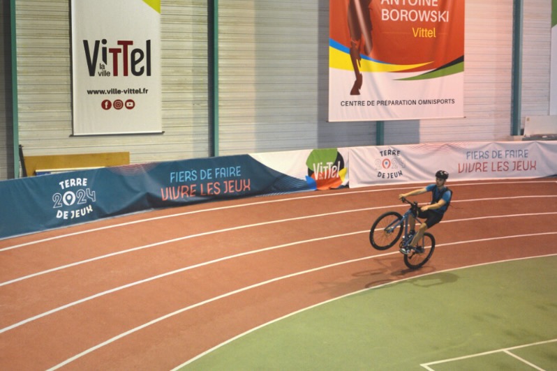 Frenchman Oscar Delaite Sets New World Record with 150.4 km Continuous Wheelie Frenchman Oscar Delaite Sets New World Record with 150.4 km Continuous Wheelie