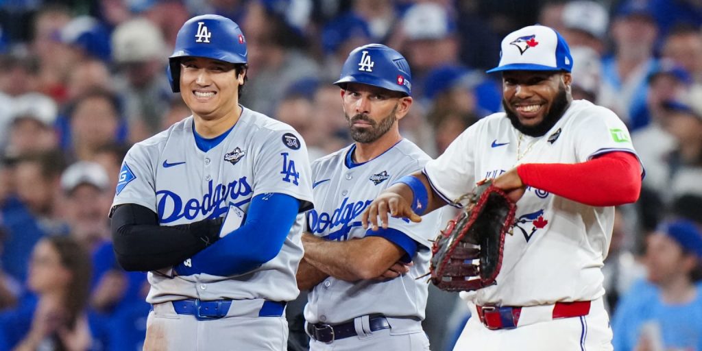 Ohtani barely beat Vladdy's pickoff attempt — and they both knew it