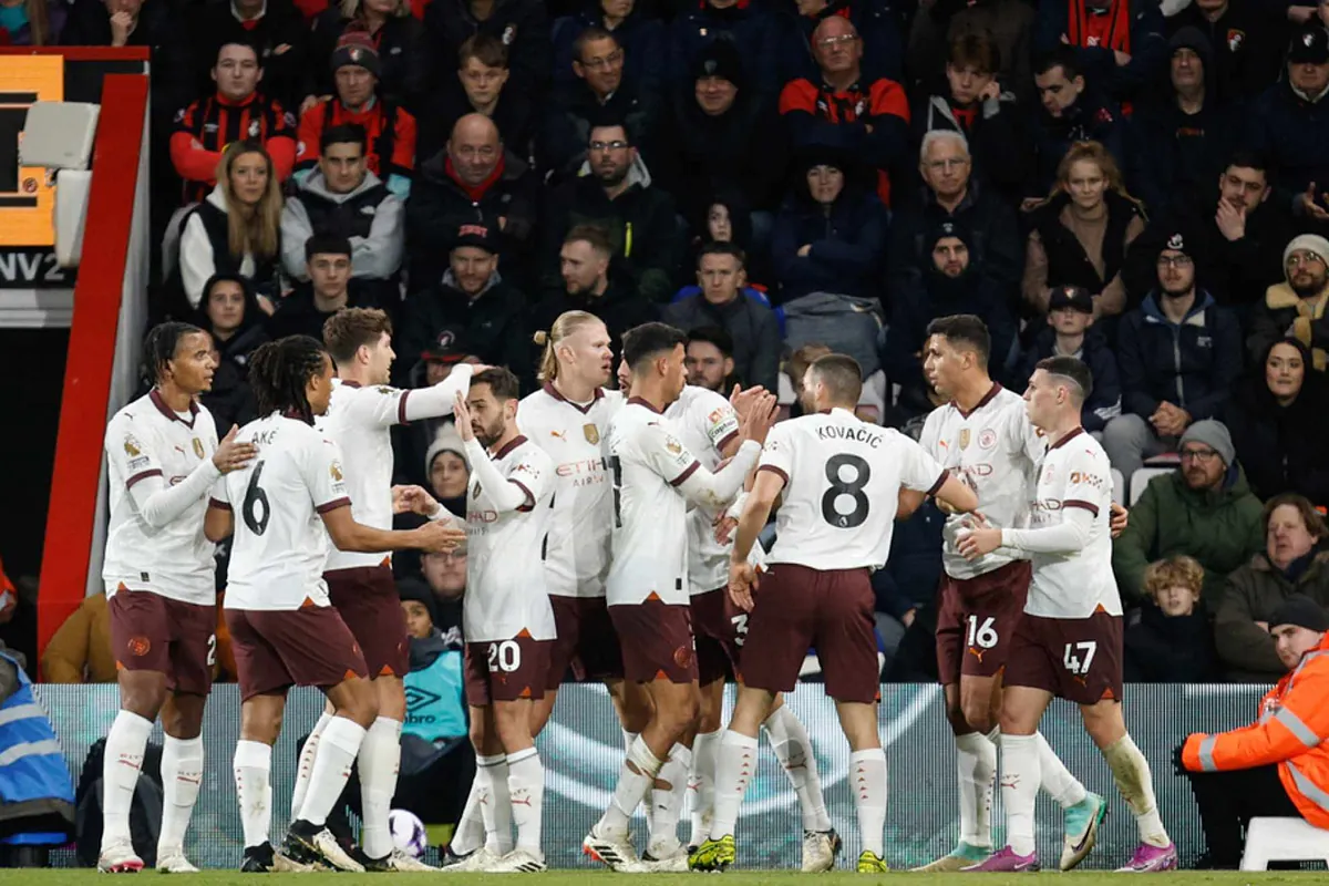 New era at Man United begins with a loss. Man City wins to close gap to Liverpool