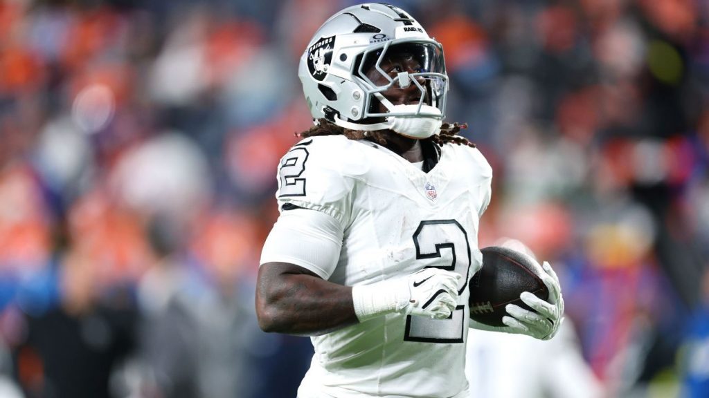 Follow live: Raiders, Broncos tied at 7 in defensive battle