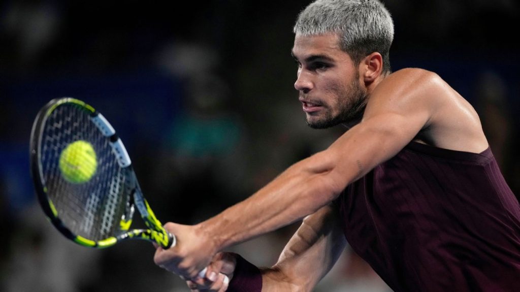 Alcaraz hoists trophy as year-end No. 1 player Alcaraz hoists trophy as year-end No. 1 player