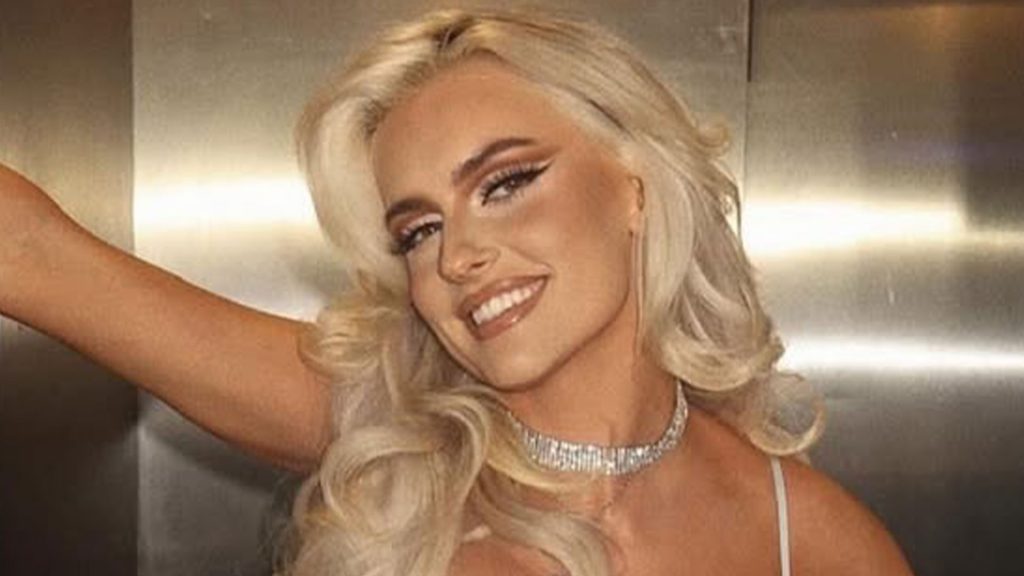 ‘Baddies doing baddie things’ – WWE stars Blake Monroe & Izzi Dame recreate iconic Kourtney Kardashian and Megan Fox pic