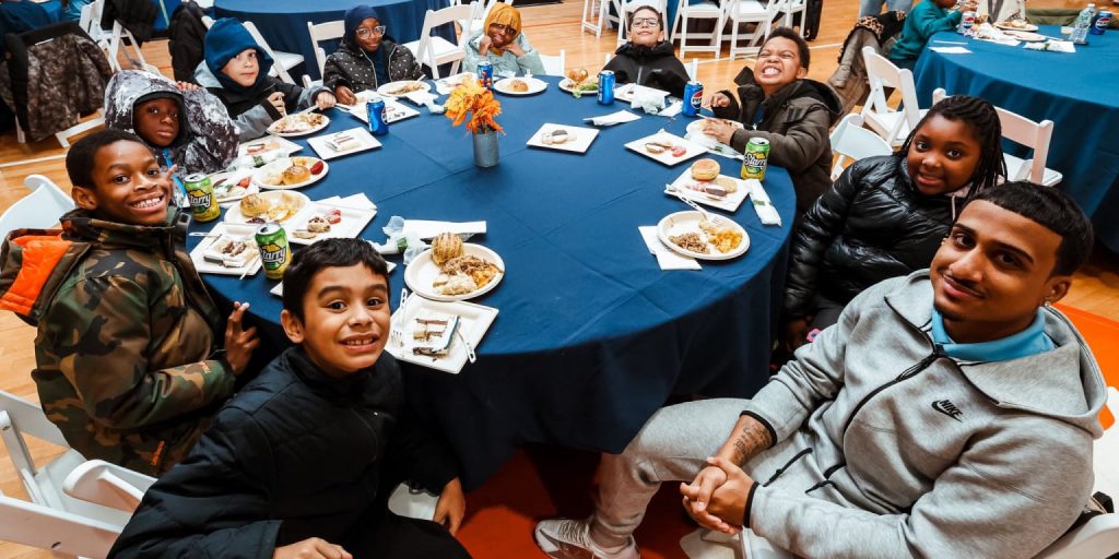 Yankees help feed Bronx families to begin their season of giving