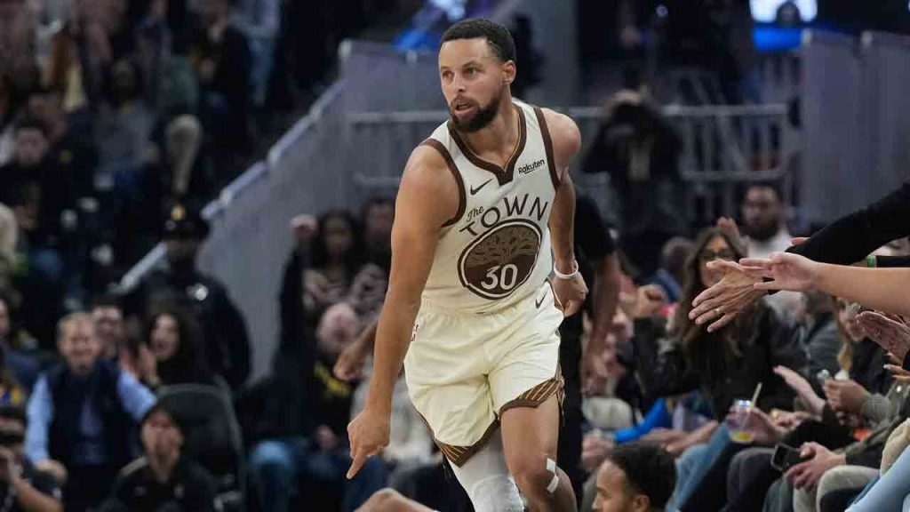 Stephen Curry scores 31 points as Warriors run away from Jazz