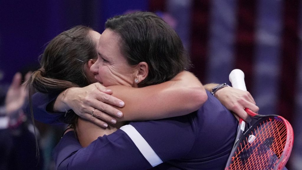 Lindsay Davenport signs for two more years as U.S. captain for Billie Jean King Cup