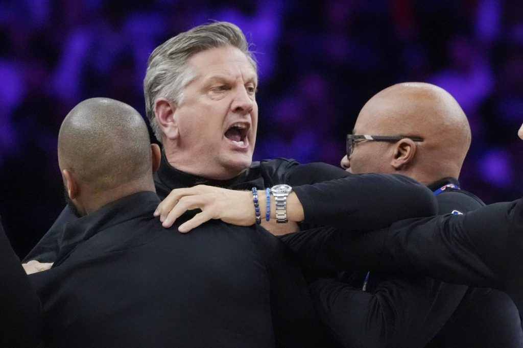 Timberwolves coach Chris Finch ejected less than 6 minutes into game vs. Thunder
