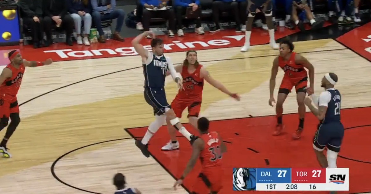 Luka Doncic’s blind hook pass is one of his best assists yet