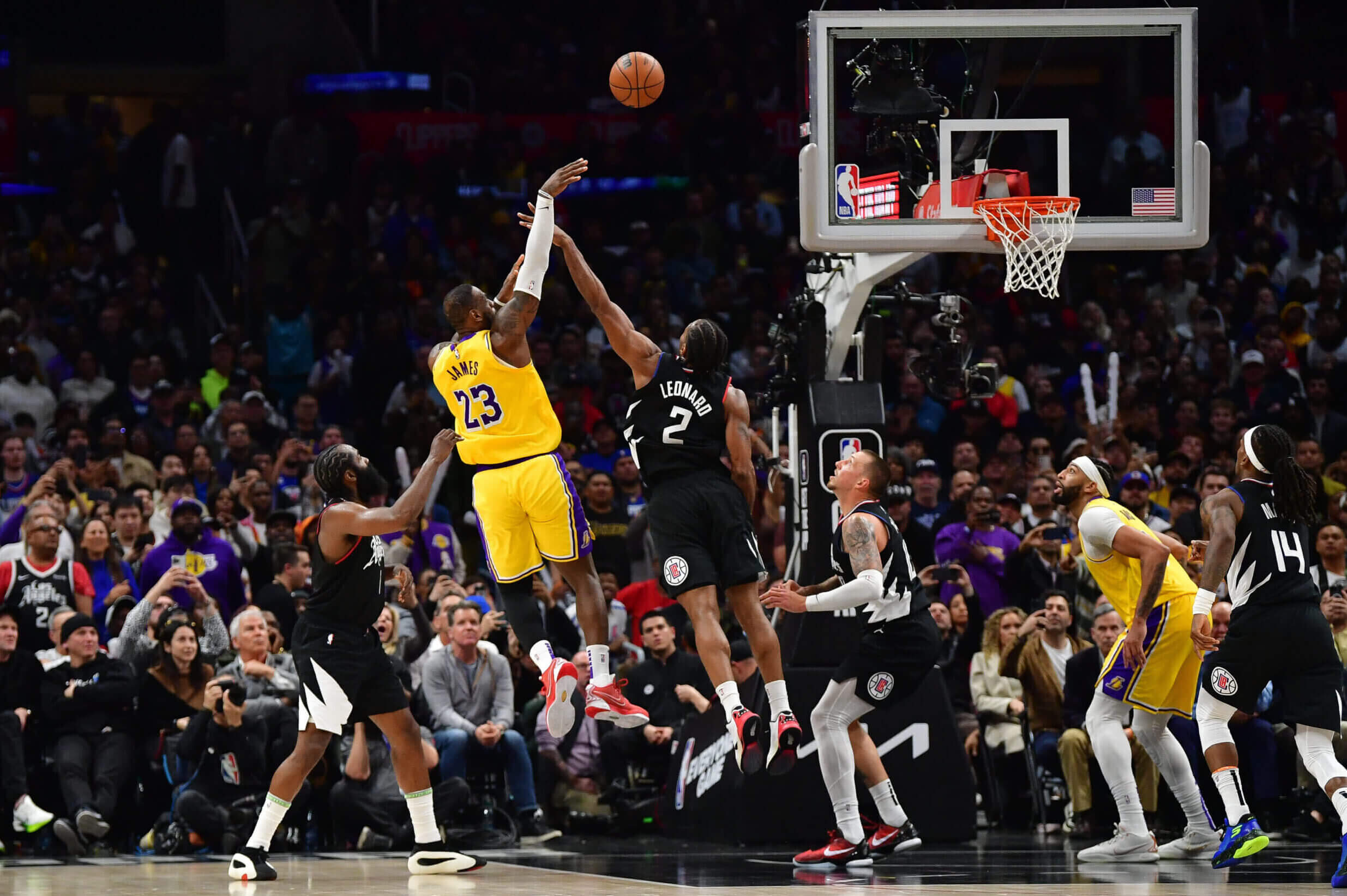 Lakers pull off 21-point comeback to beat Clippers behind LeBron James’ fourth-quarter performance