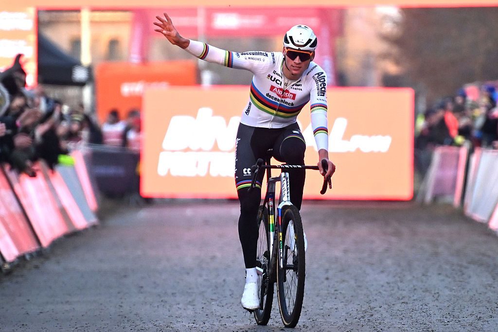 UCI Cyclo-cross World Cup Gavere: Mathieu van der Poel fends off Thibau Nys to take win number four UCI Cyclo-cross World Cup Gavere: Mathieu van der Poel fends off Thibau Nys to take win number four