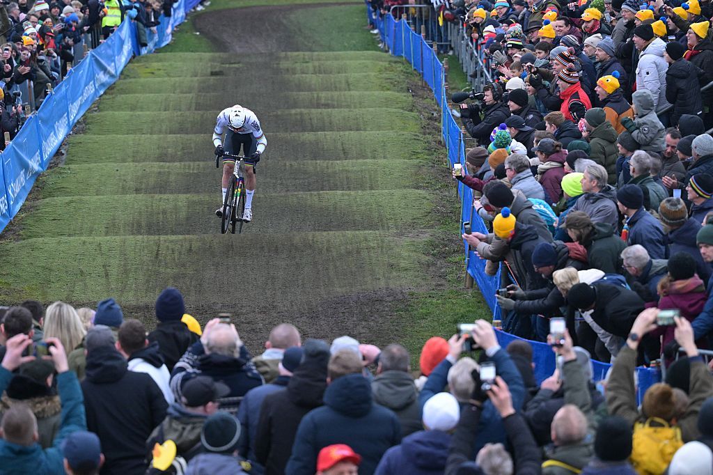 'This is the last thing I wanted to happen' – Spectator apologises after knocking Mathieu van der Poel off balance during Azencross 'This is the last thing I wanted to happen' – Spectator apologises after knocking Mathieu van der Poel off balance during Azencross