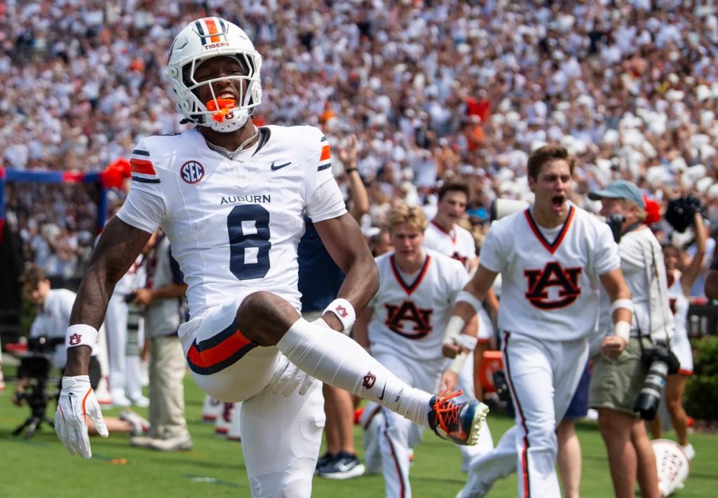 Texas bolsters offense, lands coveted transfers Cam Coleman, Hollywood Smothers Texas bolsters offense, lands coveted transfers Cam Coleman, Hollywood Smothers