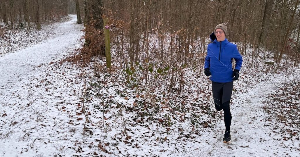 Testbericht: Tracksmith NDO Anorak, NDO Tights & Eliot NDO – Hochwertigstes Laufequipment für die kalte Jahreszeit (German)