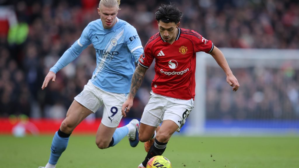 Paul Scholes accepts Lisandro Martinez’s face-to-face talks invite after Man United star hits out