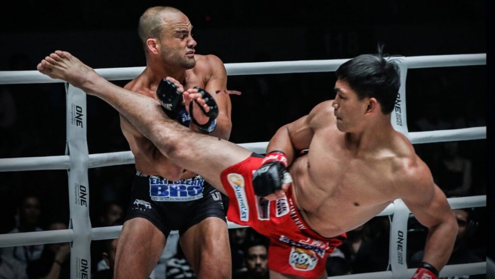 When And How To Use The Spinning Hook Kick For Muay Thai And MMA When And How To Use The Spinning Hook Kick For Muay Thai And MMA