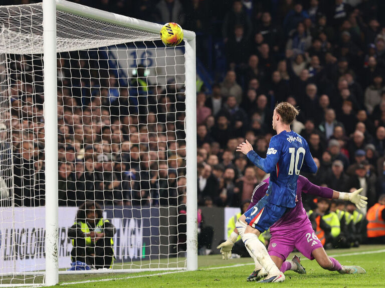 Palmer misses last-gasp sitter as Chelsea collapse in draw with Leeds