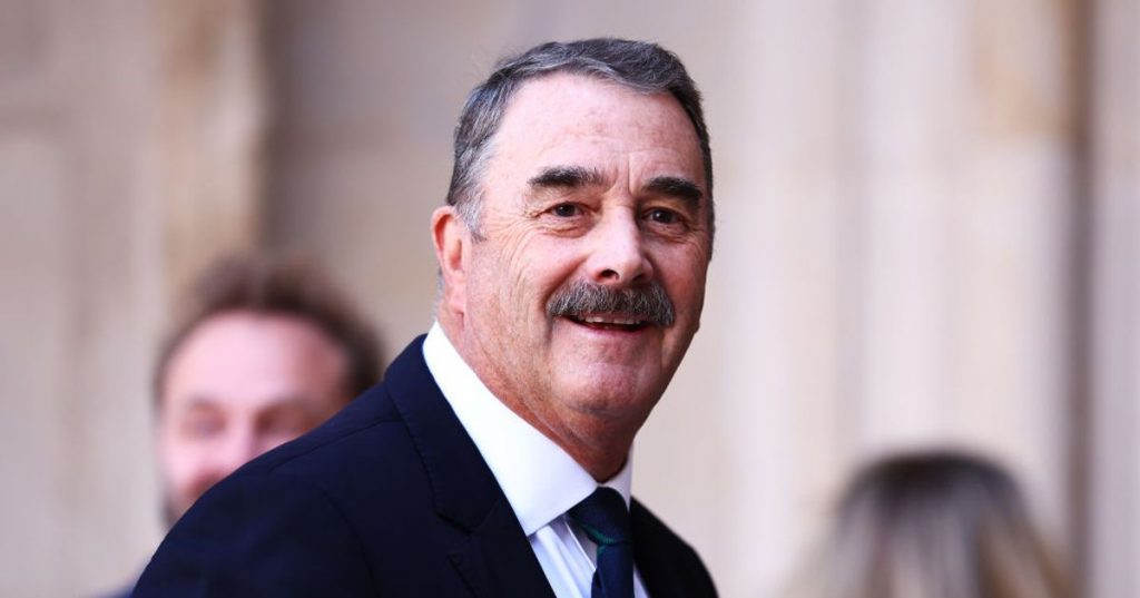 Nigel Mansell gesture speaks volumes as Lewis Hamilton gift sold to help raise huge figure