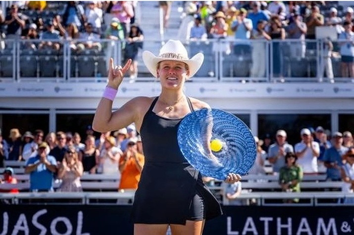 Stearns Survives Townsend 7-6, 7-5 For AXT Open Title